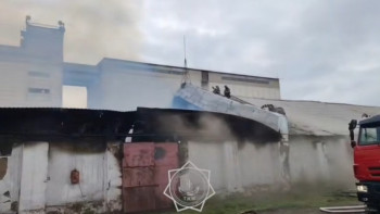 Фотография к новости: Пожар развился на двух складах в Костанайской области