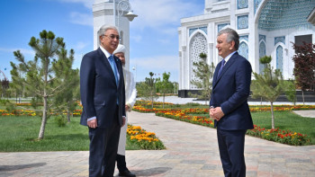 Фотография к новости: Токаев и  Мирзиёев посетили новую мечеть Туркестана
