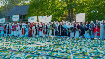 Фотография к новости: В Усть-Каменогорске создали лоскутное одеяло длиной более двух километров