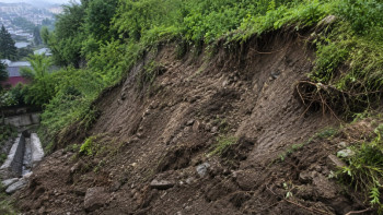 Фотография к новости: В Алматы произошел сход грунта в Медеуском районе
