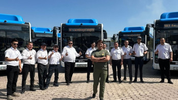 Фотография к новости: 55-летняя казахстанка протянула автобус весом 13,5 тонны и обновила мировой рекорд