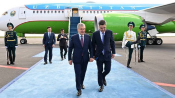 Фотография к новости: Президент Узбекистана прибыл в Астану для участия в саммите ЕАЭС
