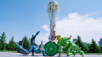 Фотография к новости: «Попробовали баурсаки, казахские пончики!»: Шоу OVO by Cirque du Soleil открывает для себя Казахстан