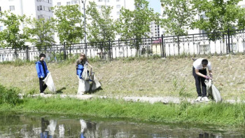 Фотография к новости: «Таза Қазақстан»: в столице очистили прибрежную зону ручья Акбулак