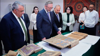 Фотография к новости: Коран XII века из Казахстана помогут восстановить специалисты из Турции