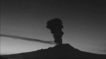 Фотография к новости: Один из крупнейших вулканов Евразии выбросил пепел на высоту 8 километров