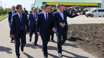 Фотография к новости: Бектенов проверил развитие сельского хозяйства и переработки в СКО