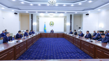 Фотография к новости: Премьер-министр провел совещание по вопросам завершения весенне-полевых работ и развития АПК