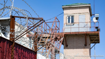 Фотография к новости: 15 телефонов пытались перебросить за колючую проволоку в ВКО