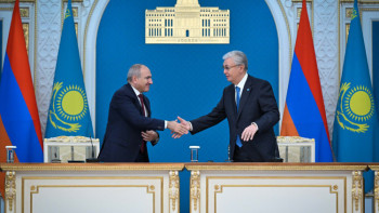 Фотография к новости: Токаев поздравил Пашиняна с победой его партии на парламентских выборах