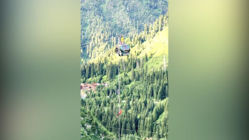 Фотография к новости: Вертолет подняли в небо: в Алматы спасали пассажиров канатной дороги с высоты 120 метров