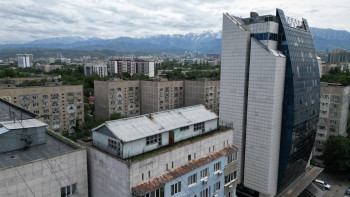 Фотография к новости: Пентхаус или самострой:  судьба дома на крыше решается в Алматы