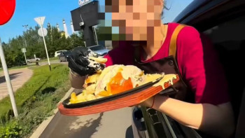 Фотография к новости: Опасную рекламу сняли в движущемся автомобиле в Актобе