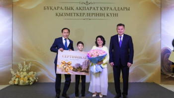 Фотография к новости: Представителям СМИ вручили квартиры и автомобили в ВКО