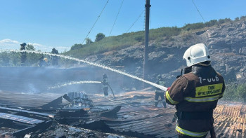Фотография к новости: Крупный пожар вспыхнул на кровле здания в ВКО