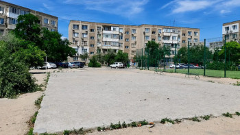 Фотография к новости: Жители Актау более полугода ждут открытия новой детской площадки