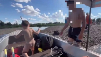 Фотография к новости: В Семее спасатели нашли потерявшегося на пляже ребенка