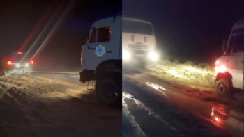 Фотография к новости: На побережье Балхаша четыре автомобиля увязли в грязи