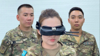 Фотография к новости: Военнослужащая из Казахстана собирает беспилотники своими руками
