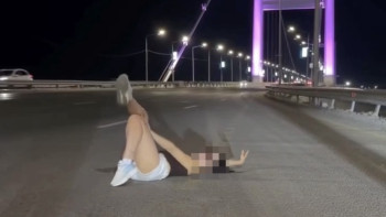 Фотография к новости: Легла на мост ради фото: в Семее наказали женщину за опасную съемку