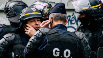Фотография к новости: Болельщики атаковали полицию фейерверками после поражения Франции на ЧМ