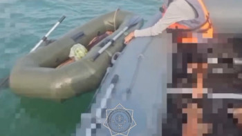 Фотография к новости: В Актау спасатели вытащили из воды мужчину, упавшего с лодки