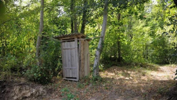 Фотография к новости: В Туркестанской области двухлетний ребенок погиб после падения в уличный туалет