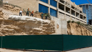 Фотография к новости: «Всё по закону»: чиновники не нашли нарушений на скандальной стройке в Актау