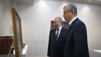 Фотография к новости: Токаев подарил Путину картину с особым смыслом