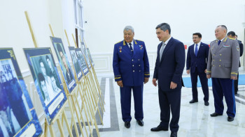 Фотография к новости: Президент поздравил первого казахского космонавта с 80-летием