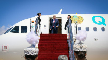 Фотография к новости: Президент прибыл в Кыргызстан