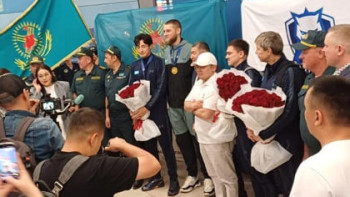 Фотография к новости: Казахстанские чемпионы мира по фехтованию вернулись в Алматы