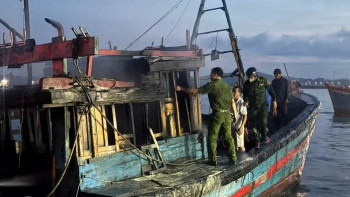 Фотография к новости: Во Вьетнаме пожар в рыболовецком порту уничтожил 19 моторных лодок