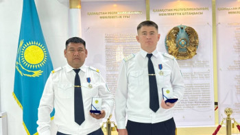 Фотография к новости: Полицейских из Уральска наградили за задержание вооруженного подозреваемого
