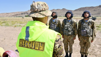 Фотография к новости: Минобороны показало, как срочников учат управлять БТР и «Арланами»