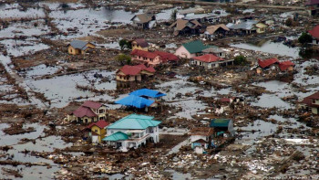 Фотография к новости: Землетрясение магнитудой 7,7 в Индонезии: число погибших возросло до 20