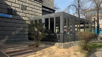 Фотография к новости: В центре Алматы снесли незаконную пристройку к кафе