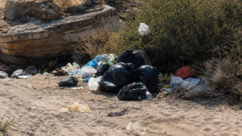 Фотография к новости: Отдыхающие оставили после себя свалку на мысе Жыланды в Мангистау