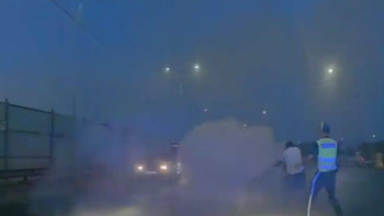 Фотография к новости: Пламя вырвалось из-под капота автомобиля на трассе Шымкент – Самара