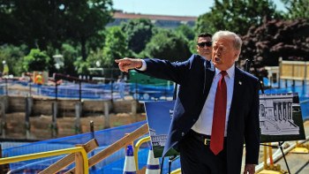 Фотография к новости: Верховный суд США разрешил Трампу продолжить строительство бального зала