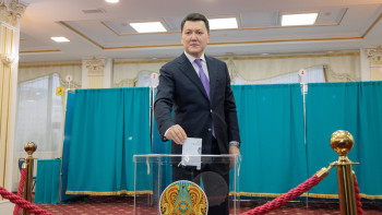 Фотография к новости: Ерлан Карин проголосовал на выборах в Курултай