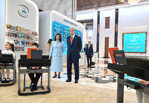 Фотография к новости: AI-ассистента для учителей представили Токаеву