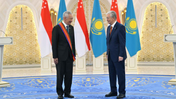 Фотография к новости: Токаев наградил Ли Сянь Луна орденом «Достық» I степени