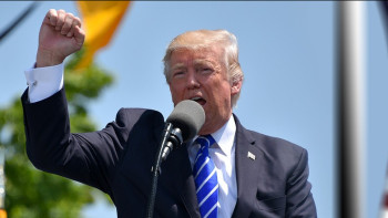 Фотография к новости: Трамп потребовал от ФРС снизить ставку и пригрозил остановить торговлю с рядом стран