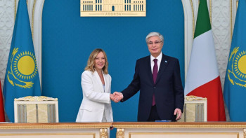 Фотография к новости: Токаев поздравил Мелони с рекордным сроком работы правительства Италии