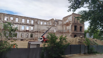 Фотография к новости: В Семее из-за новостройки разобрали стену исторического памятника