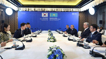 Фотография к новости: Токаев обсудил с руководством Hanwha Group новые проекты в Казахстане