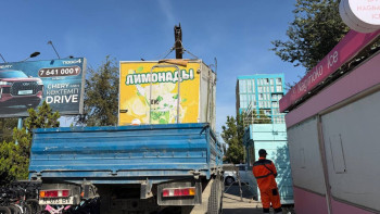Фотография к новости: В Актау убрали незаконные торговые конструкции возле ТЦ «Астана»