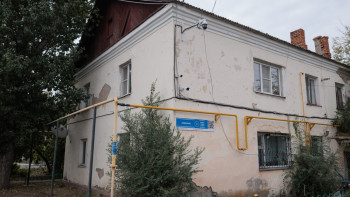 Фотография к новости: «В сарае держали коров»: Жители аварийного дома в Астане вспоминают как строился их район