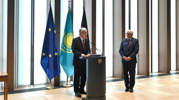Фотография к новости: Токаев наградил Президента Федеративной Республики Германия орденом «Алтын Қыран»